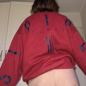 Adidas jumper - Adidas jumper med superskönt material på insidan, tryck på rygg och fickor! Tyget är inte nopprigt trots att den är använd, inga hål eller övriga defekter. Kan skicka fler bilder om önskas!! Köpt för 350 på outlet💞⚡️