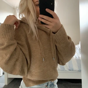 Stickad hoodie - Jättefin stickad hoodie med luva, biegebrun färg😊