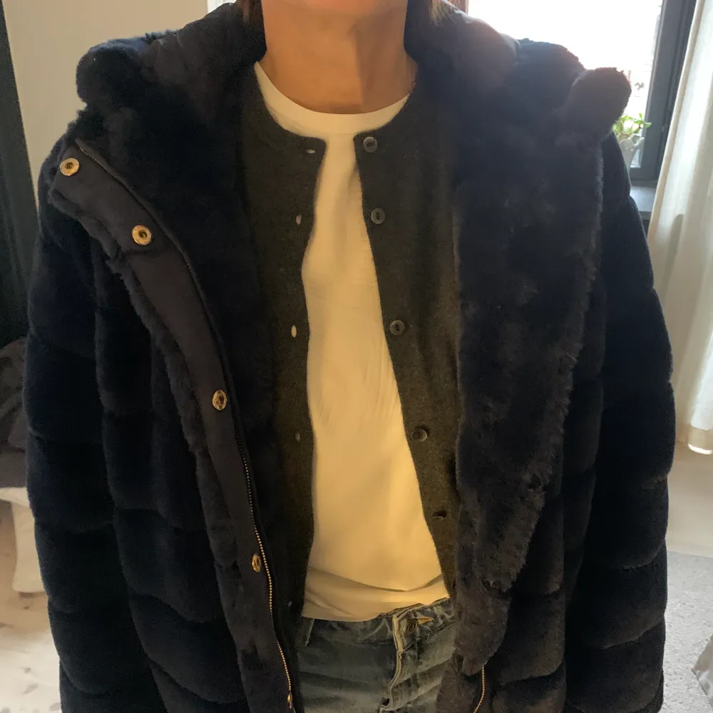 Blå pälsjacka (fejk) från Samsoe Samsoe! Storlek S men det är ganska oversize i modellen. Jätte bra skick och inga slitningar. Modellen på jackan heter ”saba jacket” och kostar i nypris 2 200kr. Jackor.