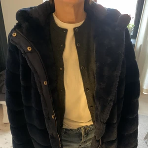 Samsoe Samsoe jacka - Blå pälsjacka (fejk) från Samsoe Samsoe! Storlek S men det är ganska oversize i modellen. Jätte bra skick och inga slitningar. Modellen på jackan heter ”saba jacket” och kostar i nypris 2 200kr