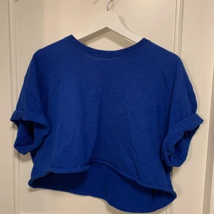 Croptop, S - En croppad t shirt från beyond retro, lite oversized fast ändå croppad liksom! Sitter bra på mig som har S. Swipe för mer info 🌟