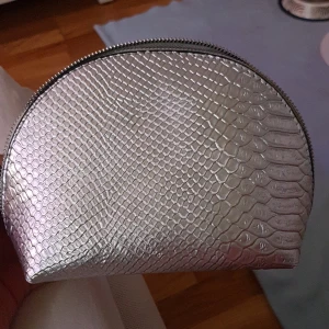 necessär - necessär i gott skick med orm mönster köpt på HM för 200 