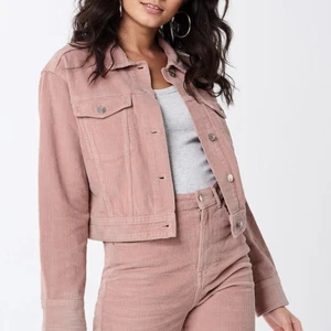 manchesterjacka - ❌ Lånade bilder❌Säljer denna super fina manchesterjacka från Gina. Väldigt fint skick och använd fåtal gånger. Jackan är i storlek M men jag som vanligtvis har S passar den bra. Vid flera intresserade startas budgivning✨ 