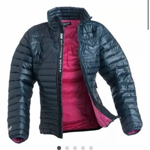 Mountain works dunjacka dam  - Säljer en dam dunjacka som passar jätte bra till både hösten och vintern när det regnar och snöar. Jätte skön att ha på sig och endast använt ca 5 gånger! Rymliga fickor då det också finns innerfickor. Buda i kommentarsfältet från 500kr! Org pris:1995kr