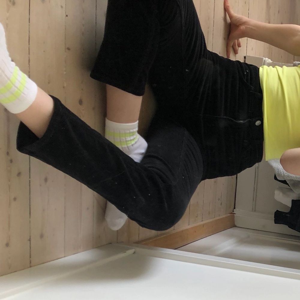 Assköna & snygga manchesterbyxor från weekday. Perfekt skick ! Lite korta i benen på mig som är 172 cm💞 Möts upp i Stockholm annars står köparen för frakten, fraktkostnadnaden beror på om ni vill ha ett postnord paket eller om det är lugnt med vanligt brev med frimärke💞💞 Andra bilden är tagen från internet, första är min:). Jeans & Byxor.
