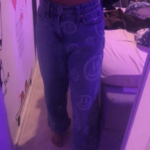 smiley jeans - säljer dessa sunper snygga jeans! Färgen sitter i tvätten!