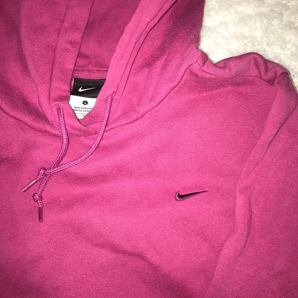 Rosa nike Hoodie köpt från beyond retro. Står L men sitter mer som S/M. Vid stort intresse, buda i komentarerna. Avslutas imrogon på söndagen. Huvtröjor & Träningströjor.