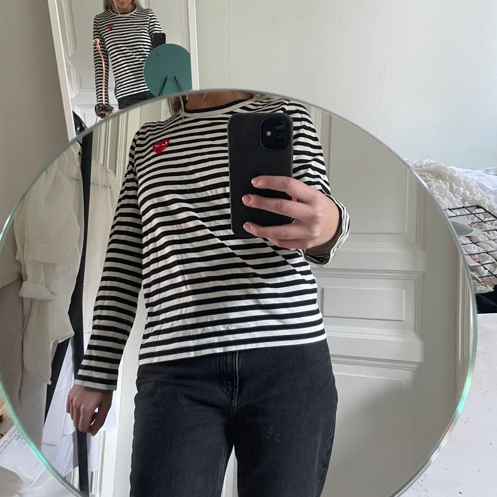 Superpopulär tröja från PLAY Comme des Garçons i storlek L, dock väldigt liten för att vara L så skulle nog med säga en liten M. Haft på mig den Max 5 gånger så den är i superfint skick. Köparen står för frakten som tillkommer 💖. Tröjor & Koftor.