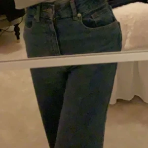 Na-kd jeans💘 - Super fina vida jeans från na-kd som är köpta i för ca 400kr. Säljer pågrund av att de inte kommer till användning och är då i väldigt bra skick💘 frakten tillkommer💘 