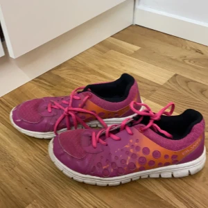 Rosa skor - Rosa skor. Storlek 37. Änvänds några gånger. Lite sliten där framme på ena skorn.