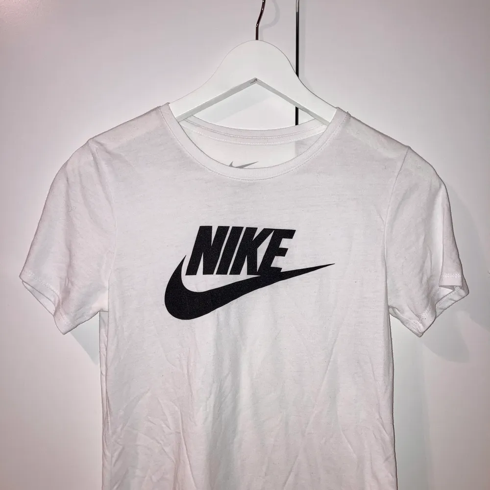 Nike t-shirt 🖤frakt tillkommer på 44kr🖤. T-shirts.