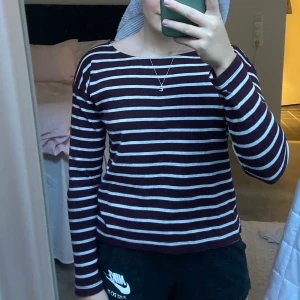 Randig tröja - Vinröd och grå tröja från H&M. Färgen syns bättre på andra bilden. Frakt tillkommer🤍