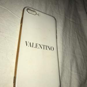 Riktigt snyggt valentino skal som passar till iPhone 7/8 plus, har ny mobil så kan tyvärr inte använda de längre. 