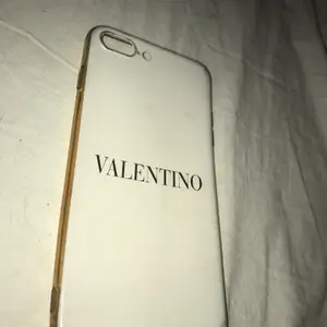 Riktigt snyggt valentino skal som passar till iPhone 7/8 plus, har ny mobil så kan tyvärr inte använda de längre. 
