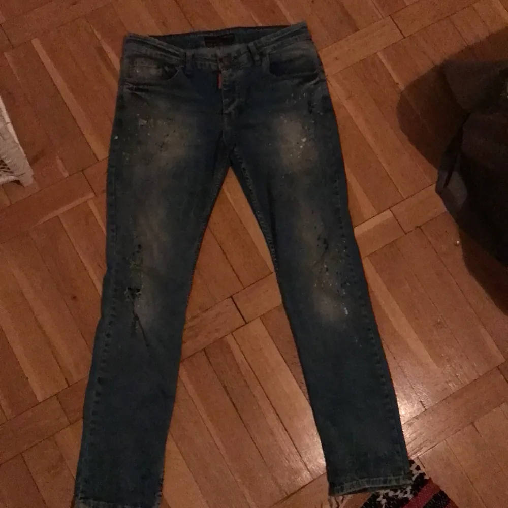 Coolt slitna jeans, Stl 36-32 E se länk, nypriset är mellan 500-1500 dollar. Säljer för 500. Gärna snabb affärhttps://www.dsquared2.com/us/men/jeans#%7B%22ytosQuery%22%3A%22true%22%2C%22department%22%3A%22dsqmjnsfw%22%2C%22gender%22%3A%22U%22%2C%22season%22%3A%22main%22%2C%22yurirulename%22%3A%22searchwithdepartmentseasonmain%22%2C%22page%22%3A%223%22%2C%22productsPerPage%22%3A%2220%22%2C%22suggestion%22%3A%22false%22%2C%22totalPages%22%3A4%2C%22rsiUsed%22%3A%22false%22%2C%22totalItems%22%3A%2273%22%2C%22partialLoadedItems%22%3A%2220%22%2C%22itemsToLoadOnNextPage%22%3A%2220%22%7D. Jeans & Byxor.