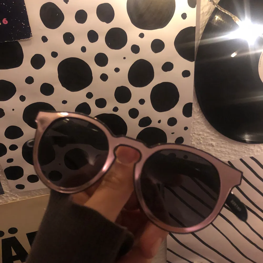 Super snygga solglasögon, bågarna är typ av rosa spegel! Från Monki :) . Priset startar på 35kr+frakt, buda om ni vill! ❤️. Accessoarer.