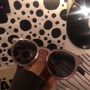 Super snygga solglasögon, bågarna är typ av rosa spegel! Från Monki :) . Priset startar på 35kr+frakt, buda om ni vill! ❤️