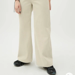 Weekday Ace high wide leg jeans  - Benvita jeans från weekday! knappt använda. spårbar frakt 66kr