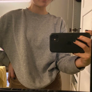 Grå sweatshirt  - Storlek xs men sitter som S/M lite oversized, mycket bekväm och passar till det mesta