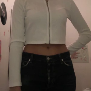 långärmad crop top - Vit tröja med dragkedja. Jag köpte denna på stadsmissionen men den har inte kommit till användo. Den är i bra skick och supergullig!