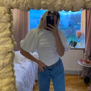 Vit blus med pärlor  - Vit blus med pärlor från ginatricot. Storlek xs men passar även en liten s