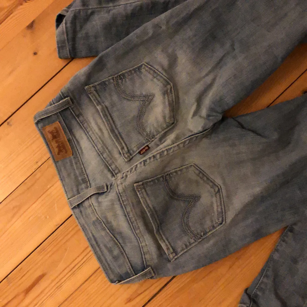 Levis jeans storlek xs,säljer billigt eftersom dem inte kommer till användning. Köparen står för frakt. . Jeans & Byxor.