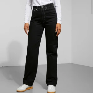 Svart jeans  - Svarta jeans från weekday med vita sömmar, högmidjade eller lågmidjade beroende på hur tajt dom sitter! Modell row❤️