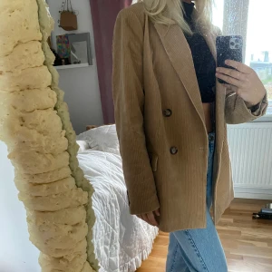 Manchester kavaj/jacka - Brun Manchester kavaj/jacka från hm. Storlek 42 men är som en oversized S 