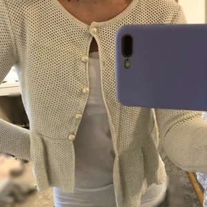 Stickad kofta - Supersöt stickad kofta med knappar🥰✨Lappen är avklippt men den passar 152,XXS (och även mindre storlekar)💘Jättefint skick och nästan oanvänd💕Säljer för endast 40kr💜