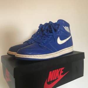 AJ1 Retro Hyper Royal, Storlek: 43EU/US9,5 , Condition: 6/10, lite repor och creases, smuts kan tvättas bort, OG All, Pris: 1000kr men snabbaffär 800kr