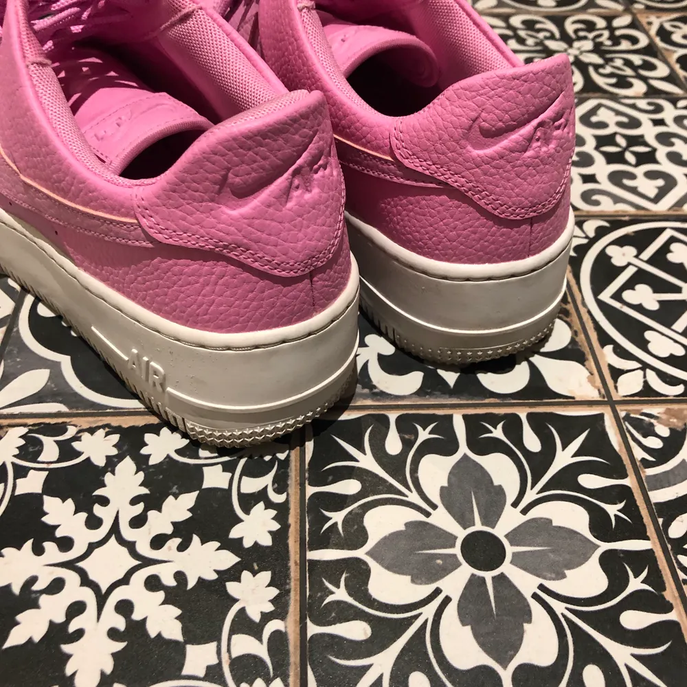 Säljer nu dessa rosa snygga Nike skorna (storlek 39)! Använt max 2 gånger så dem är i ett väldigt gott skick😊 säljer för 300kr + frakt (66kr):)) jag har vanligtvis 38 i skostorlek och dessa skor sitter jättebra på mig så skulle säga att dem är som en 38🤎 först till kvarn får köpa dem!. Skor.