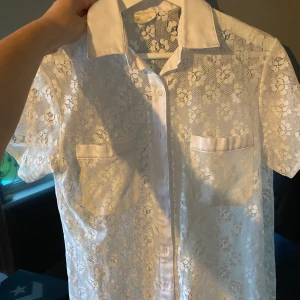 Skjorta/topp i spets! - Säljer en second hand skjorta/topp i spets! Jag har aldrig använt den. Har några småhål i ryggen men inget som märks, plus jag har sytt igen några. 130 inkl frakt!