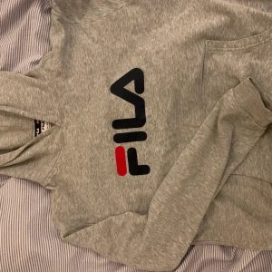 FILAhoodie - Skitsnygg filahoodie från kidsbrandstore!! Den är väl använd men helt felfri, trycket sitter fint och den är inte nopprig. Storleken är 158 (barn) men i damstorlek så sitter den som en S! ✨✨✨ 