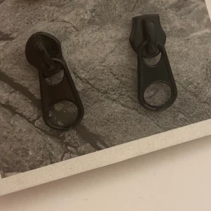 Dragkedjeörhänngen  - Säljer mina dragkedjeörhängen pågrund av att dem inte kommer till användning! 20kr (plus frakt) 💞