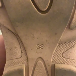 Sneakers  - Säljer mina gamla rosa sneakers änvänd några gånger har en liten skada men annars bra skick.        Buda för ett pris 