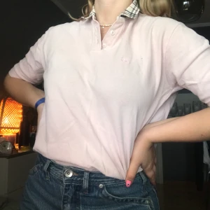 Ljusrosa burberry piké y2k - Ljusrosa burberry piké! Använd fåtal gånger, 100% bomull. Köpt begagnad så tyvärr inget äkthetsbevis därav billigt pris. Vid fler intresserade budgivning. Storlek M. y2k Ashley tisdale vibes!