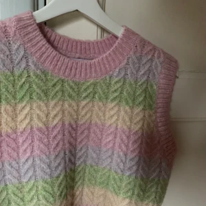 Väst från Zara - Jätte fin randig väst från Zara. Endast använd fåtal gånger och är i nyskick. Högsta bud 240kr