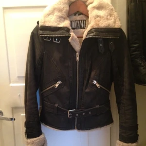  - Jofama by Kenza. Höst-/vinterjacka fodrad med fårskinnsull. Kanonsnygg och varm!