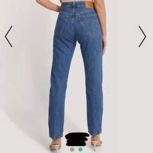 Mörkblå Levi’s 501 jeans i modellen ”pop rock” som är i jätte fint skick! Nypris är 1800, köpte dessa på plick men dem var tyvärr för stora så jag har lånat både bilderna och beskrivningen från första säljaren.  