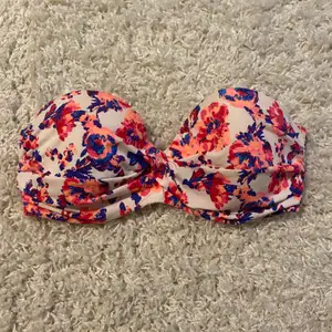 Blomm-mönstrad bikini topp utan axelband i stl. 75 C från hm