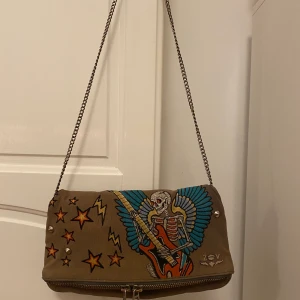 Zadig väska  - Väska från Zadig Voltaire, bra skick ( högsta bud 1250kr, avslutas imorgon bitti ) 22/11 kl 11.00