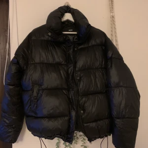 Pufferjacket - Säljer min pufferjacket från bikbok. Den är skitsnygg och väldigt trendig just nu. Använd fåtalgånger. Tyvärr har jag tappat bort luvan så den ingår inte:) strl S men passar allt från XS-M beroende på hur man vill att den ska sitta. Säljes då jag har en liknande redan. Finns inga defekter och den är i nyskick. Bud från 250! HÖGSTA BUD JUST NU: 500kr. Budgivningen avslutas imorgon 24/11 kl 20:00❤️❣️ eller köp för 650kr direkt!