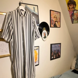 Randig skjorta/klänning - Lång randig skjorta/klänning! snygg och bekväm! 🤩🕺