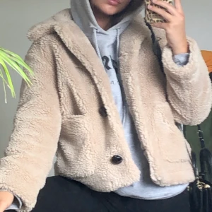 Teddyjacka från Zara - supermysig o i bra skick, säljer den för jag använder de nt då jag har många jackor, pris kan sålklart diskuteras o sänkas för vill bli av me den men frakten ligger på ca 60-80 kr✨ kan skicka fler bilder vid förfrågan 