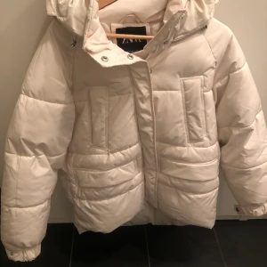 Vit vinterjacka - Vid pufferjacket från Zara. Köpt förra vintern. Strl s