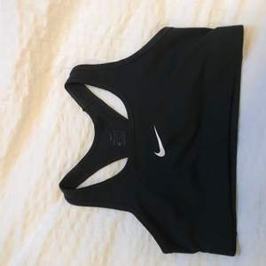 Helt ny sport-bh från Nike i färgen svart, storlek M. Aldrig använd. 