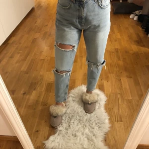 Håliga jeans från zara - Skitsnygga håliga jeans från zara i storlek 38! Använda några gånger, men är i väldigt bra skick! Köparen står för frakten✨