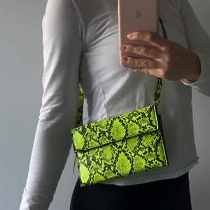 Neonfärgad väska från Zara. Avtagbart axelband och även avtagbar så att man kan använde den som kuvertväska. 