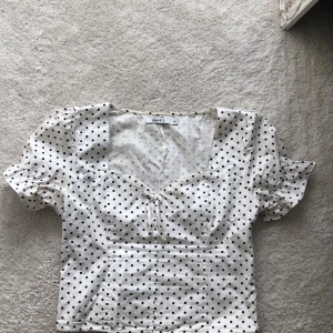 Somrig top - Jättefin prickig blus/top från na-kd. Säljer pga för liten. Frakt tillkommer.