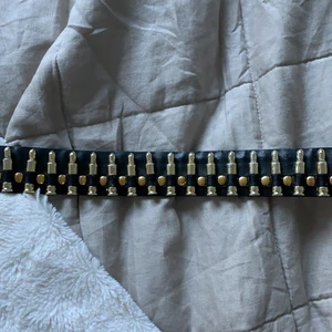 Bälte - Sjukt Coolt bälte med små guldiga patroner på från bullet 69. Säljer pga kommer inte till användning. 
